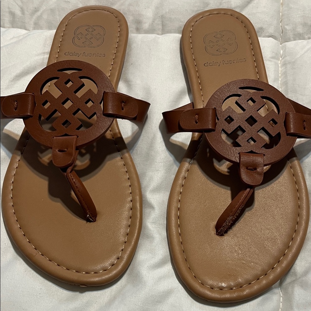Daisy Fuentes Tan/Brown Cutout Thong Sandals
